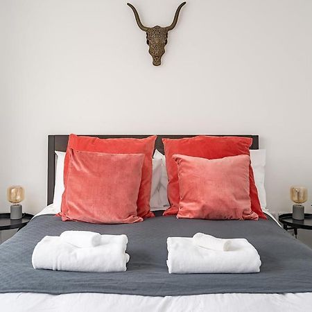 Contemporary City Centre Apartment With Parking Bath Eksteriør bilde