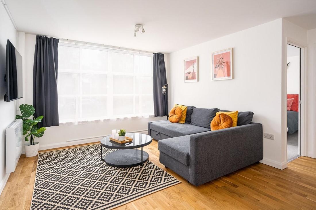 Contemporary City Centre Apartment With Parking Bath Eksteriør bilde