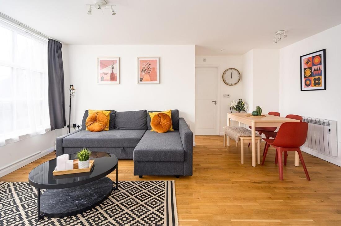 Contemporary City Centre Apartment With Parking Bath Eksteriør bilde