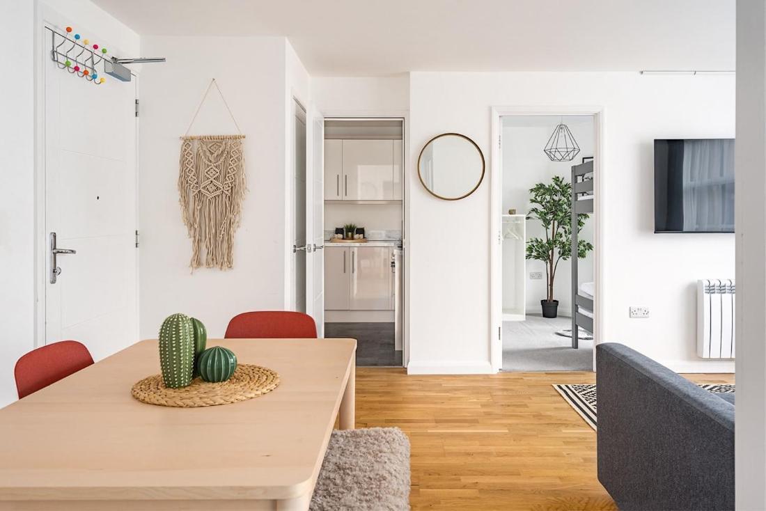 Contemporary City Centre Apartment With Parking Bath Eksteriør bilde