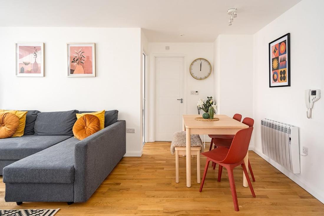 Contemporary City Centre Apartment With Parking Bath Eksteriør bilde