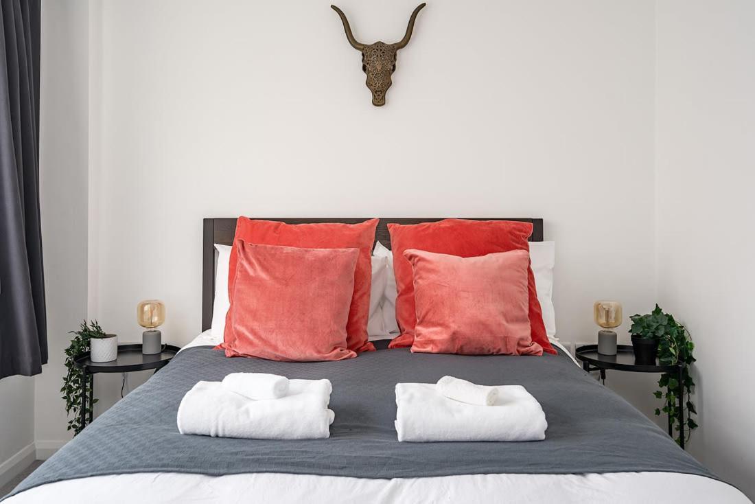 Contemporary City Centre Apartment With Parking Bath Eksteriør bilde