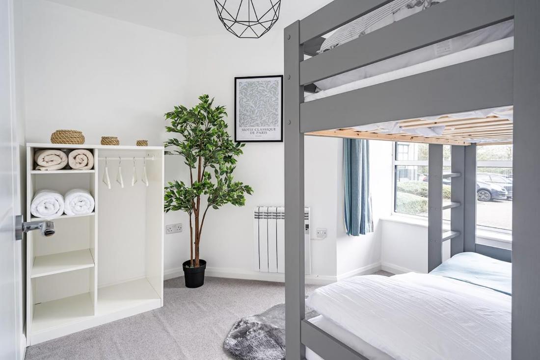 Contemporary City Centre Apartment With Parking Bath Eksteriør bilde
