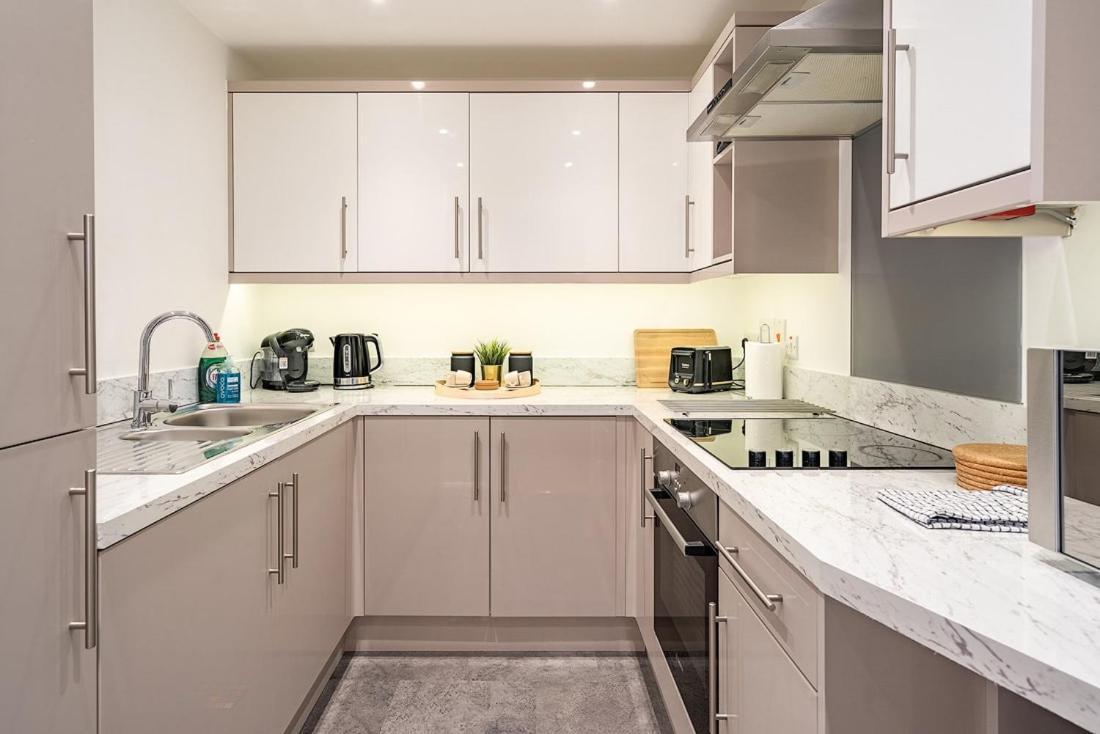 Contemporary City Centre Apartment With Parking Bath Eksteriør bilde
