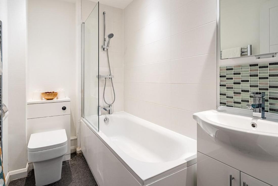 Contemporary City Centre Apartment With Parking Bath Eksteriør bilde